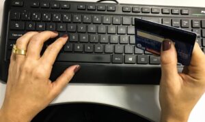 Programa Desenrola propõe limites nos juros do cartão de crédito e parcelamento de faturas